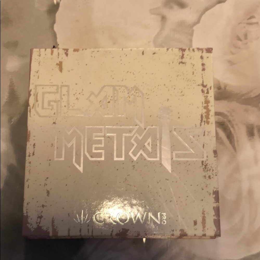 Crown Pro eyeshadow palette